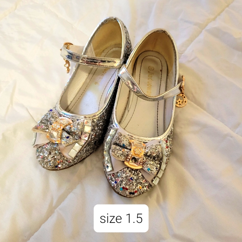 Girls fancy silver shoes size 1.5